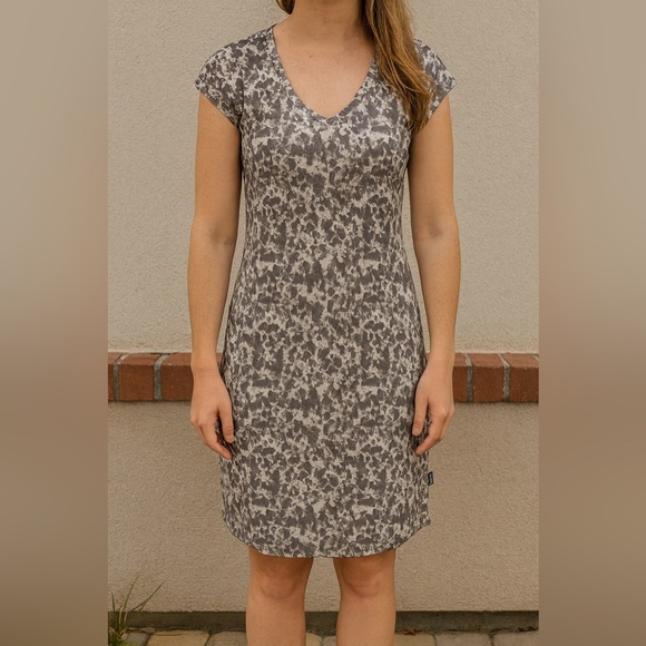 The North Face Getaway Dress V-Neck Grey Print Casual Travel Sz M - Picture 1 of 7